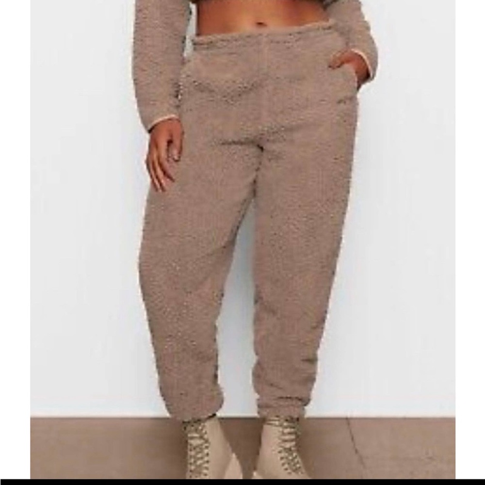 NWT SKIMS Teddy Jogger In Color Dessert Size Medium